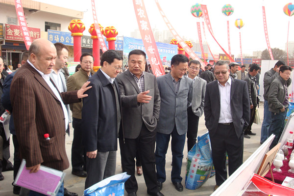 自治區(qū)農業(yè)廳副廳長陳章全咨詢富全新科